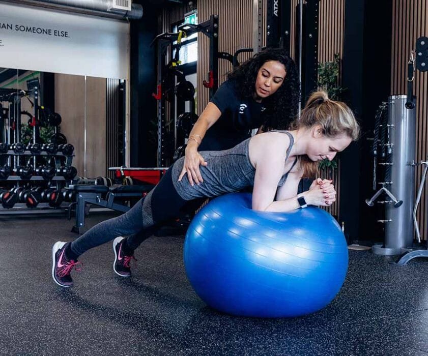 gratis proefles dame op een oefenbal