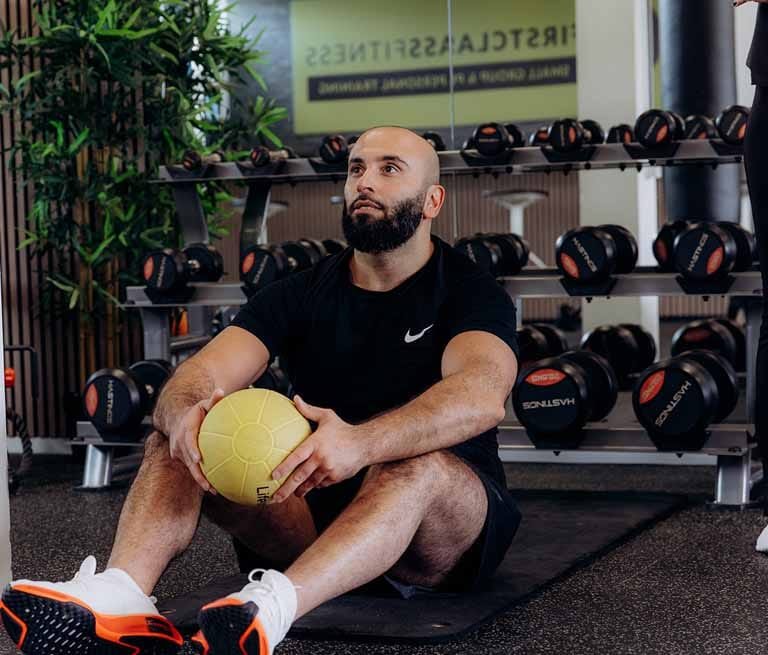 personal training, man met baard en oefenbal in the studio