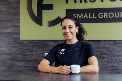 Personal trainer in Delft helpt klant met krachttraining in de studio van First Class Fitness.